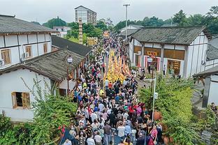 小心被biu！小伙假装中东人到篮球场丢下黑包 打球的全跑了？